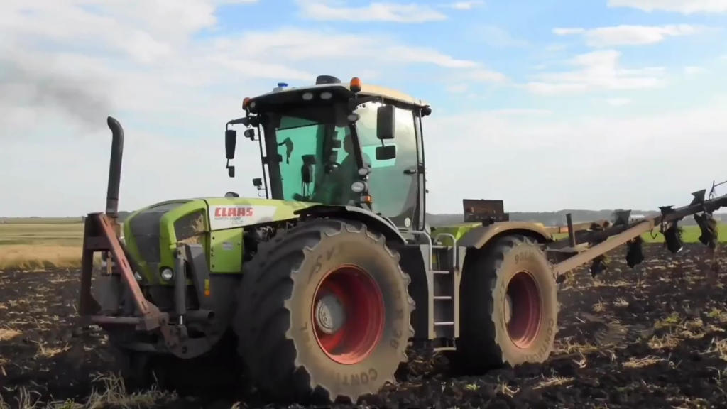 国外拖拉机旋耕作业