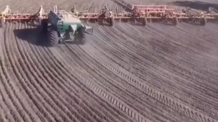 国外超大只拖拉机，一天能耕上千亩。