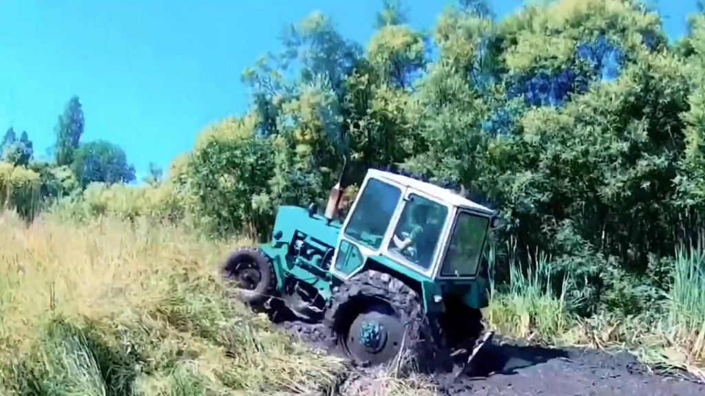 国外小伙竟然开着拖拉机去越野！