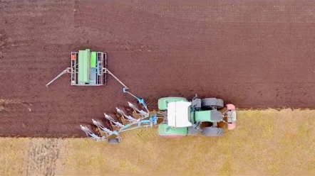 德国犁地播种同时进行，芬特拖拉机轻松完成