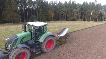 芬特828Vario拖拉机 配备道依茨276马力发动机 牵引