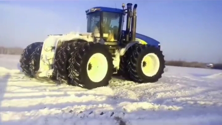 国外冰天雪地双轮胎铰接式拖拉机拉草垛