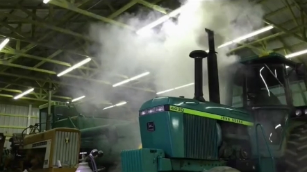 冬季启动拖拉机 50年的拖拉机照样这么厉害