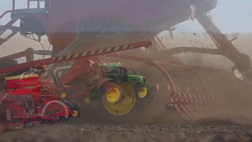 约翰迪尔牵引瑞典Vaderstad气吸式旋播机作业