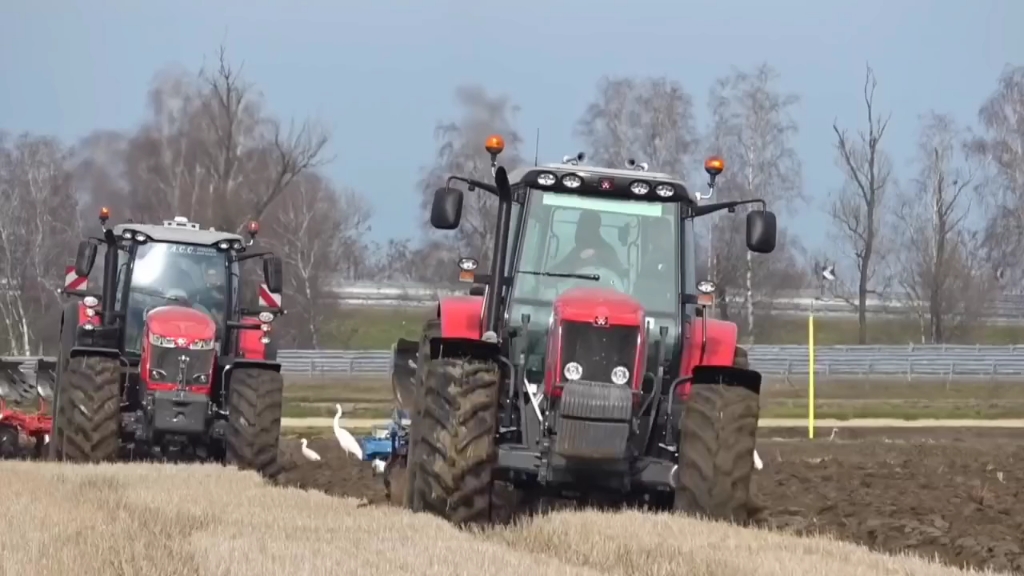 麦赛福格森 8730S拖拉机，配备295马力发动机，动力强劲
