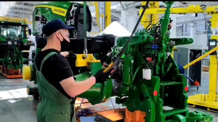 美国高科技装甲拖拉机，轻松抵挡火箭弹和地雷