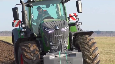 约翰迪尔、凯斯、芬特拖拉机相互配合犁地作业