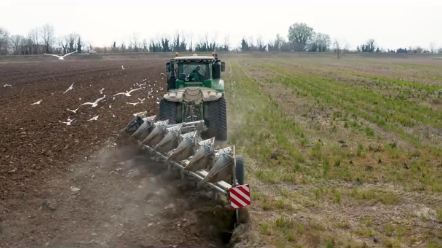 约翰迪尔链接式履带拖拉机 耕地作业 您看看怎么样