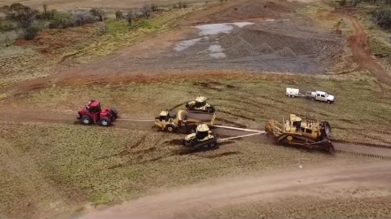 这样的拔河比赛您见过   一拖四照样拖着走