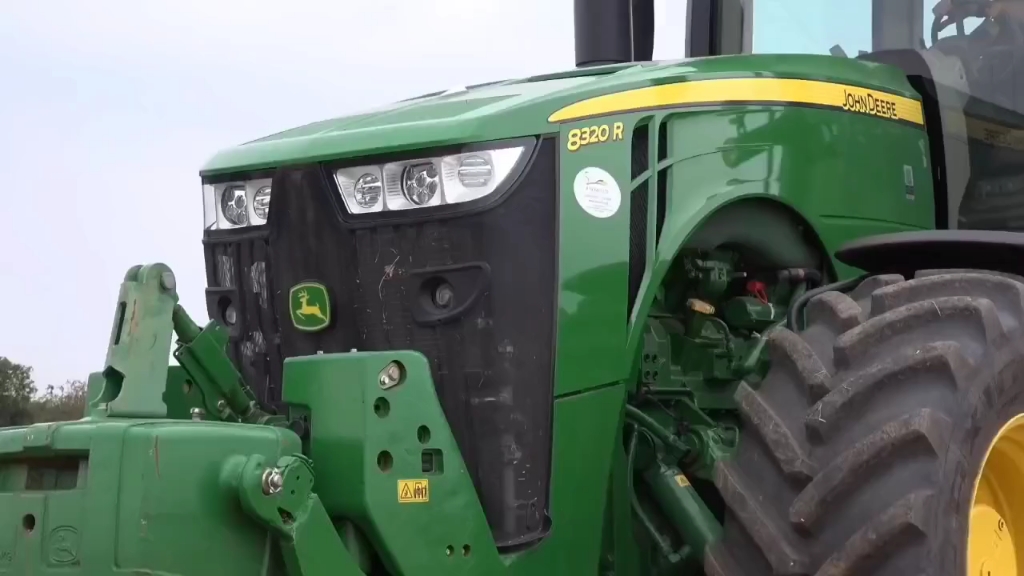 约翰迪尔8320R拖拉机，配备320马力发动机，搭配681.
