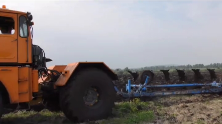 国外农场两台拖拉机牵引翻转犁 深翻作业