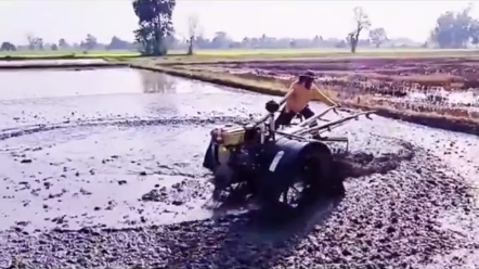 国外改装水田拖拉机，集作业、漂移、冲浪于一身