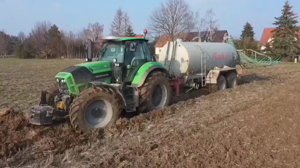 这么湿的地，你换个履带的不就行了？非拿轮式的嚯嚯。