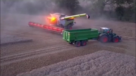 大型割台，收割效率惊人！