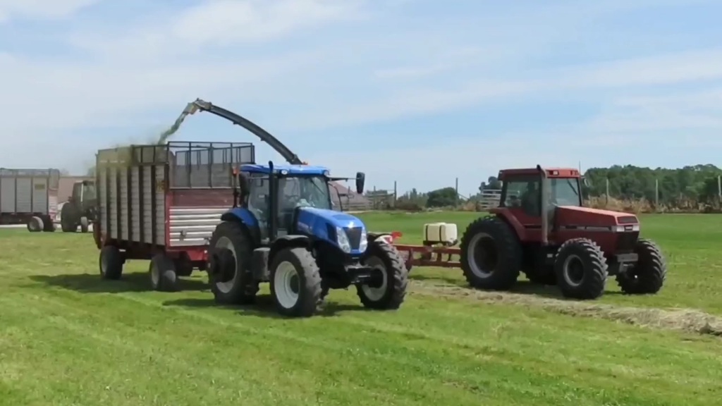 国外拖拉机牵引青贮机作业，和大型青贮机相比，除了效率低点，其