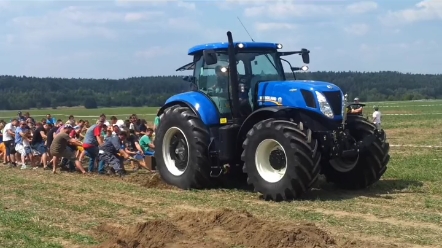 拖拉机拔河比赛轻轻松松获胜