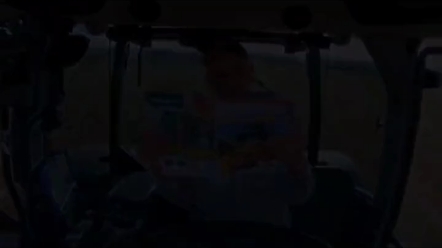 国外拖拉机作业，无聊且枯燥。