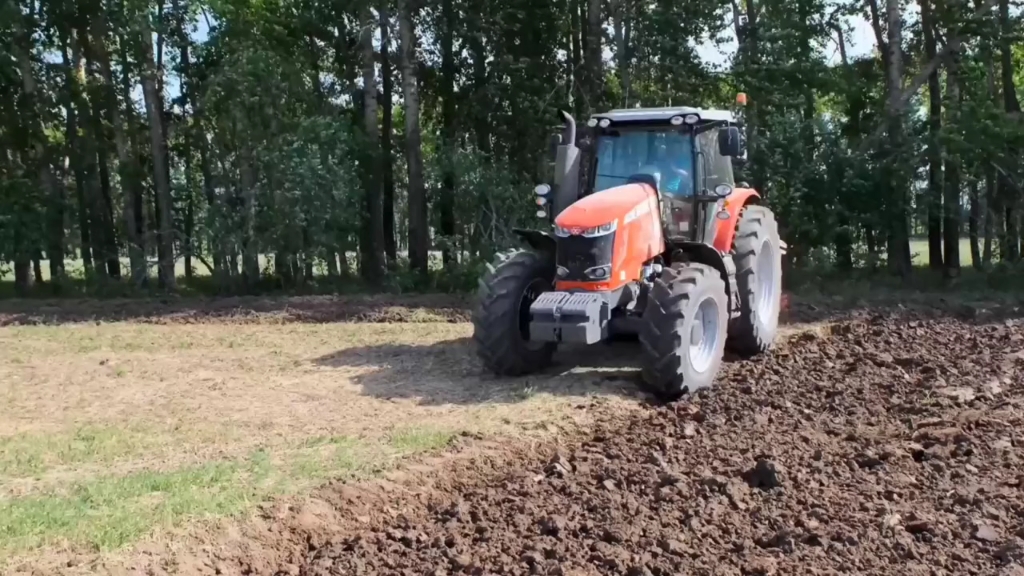 国外拖拉机牵引翻转犁 看看效果怎么样