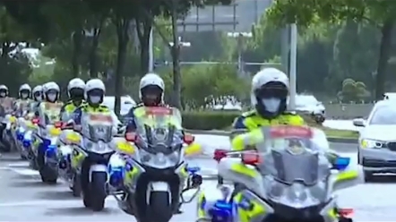 淄博交警助力麦收，为收割机开道