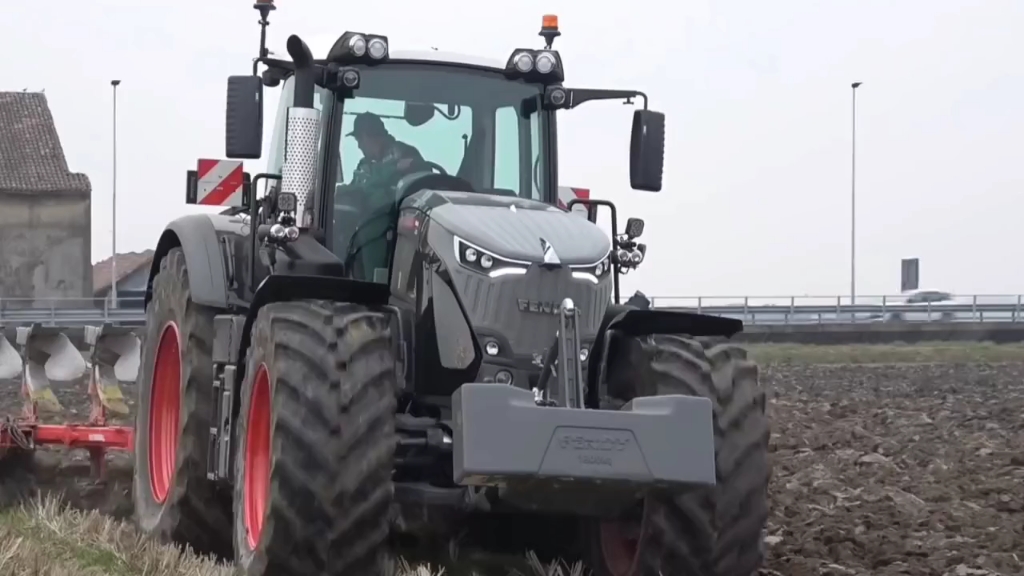 芬特993拖拉机，配备324马力发动机，搭配660升超大油箱