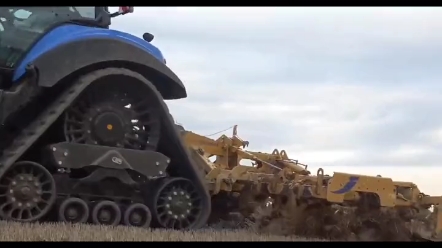 不但能举起三辆陆巡，还能买三辆陆巡。拖拉机界颜值第一梯队！纽