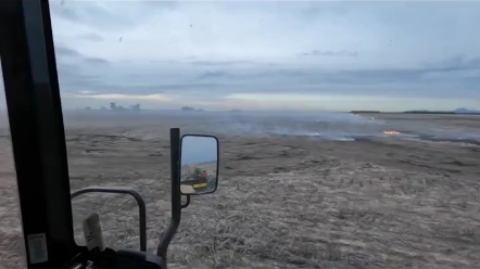 国内今有恶意纵火烧小麦 国外有玩火耙烧秸秆