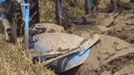 芬特942 拖拉机 搭配雷肯翻转犁进行耕地作业