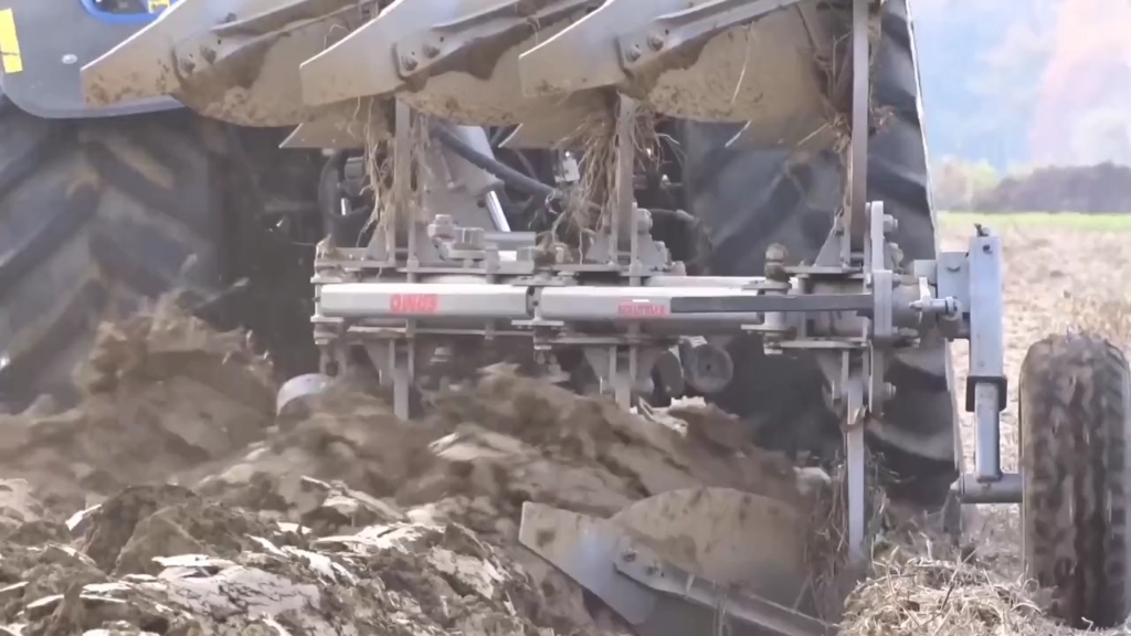 国外拖拉机牵引翻转梨作业