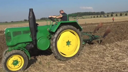 欧洲波西米亚举办拖拉机耕展 吸引许多拖拉机爱好者 国内什么时