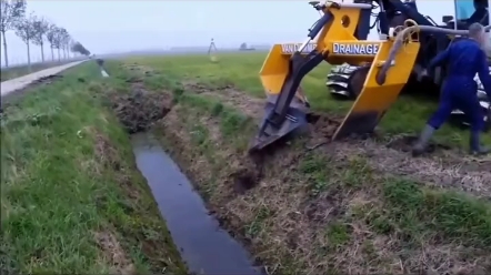 老外的农业机械，看下老外是怎么埋管的。