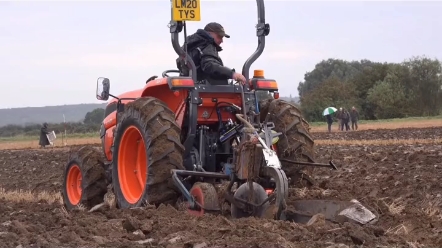 小马力拖拉机配这老式犁 最后一个还出问题了