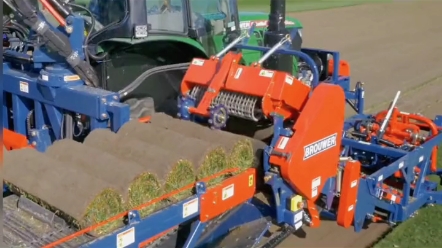 卡塔尔足球世界杯，比赛草皮是怎么收割的