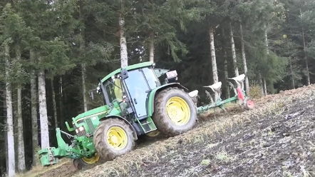 约翰迪尔6210耕地作业 这样的坡度也要中上作物