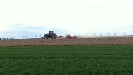 凯斯拖拉机整耕地作业现场