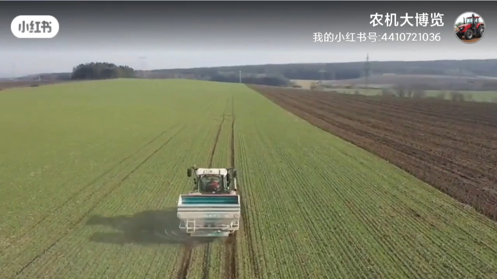 116年历史的拖拉机秋收后犁地！牵引44个犁，需要22人扶着