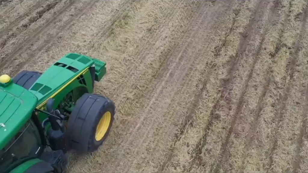 约翰迪尔8370R牵引翻转犁深根作业