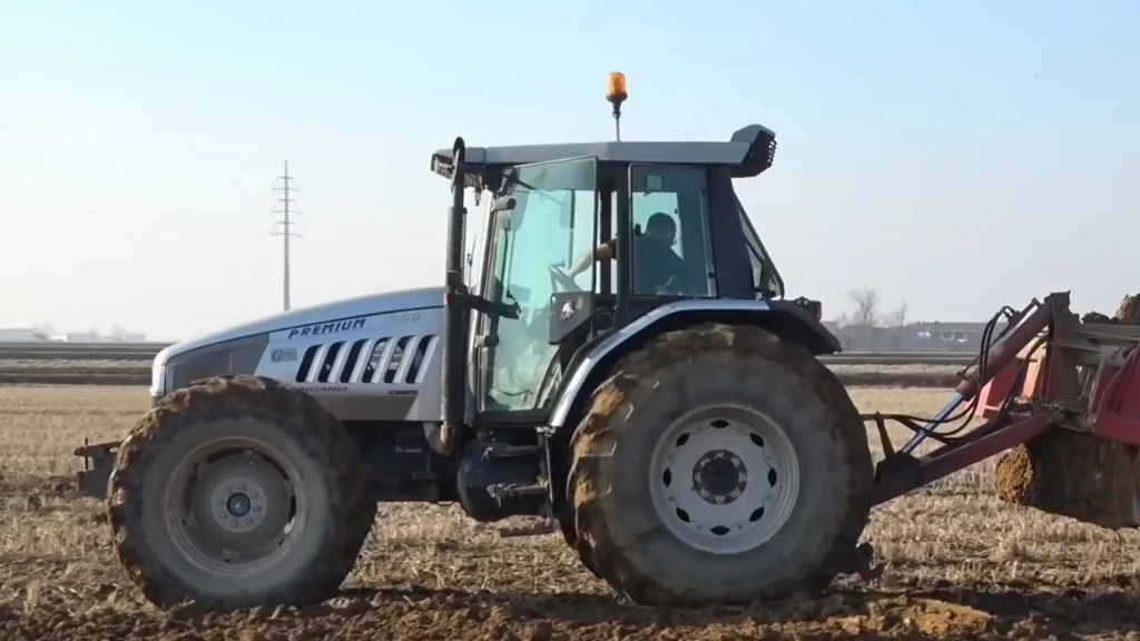 国外拖拉机牵引平地机作业