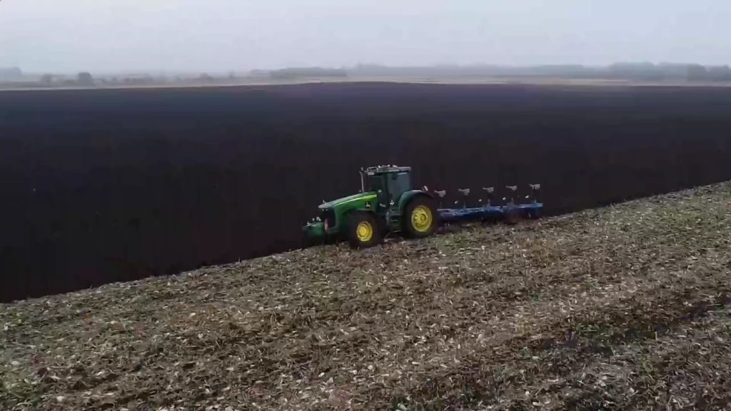 约翰迪尔8220拖拉机牵引翻转犁，霸气十足