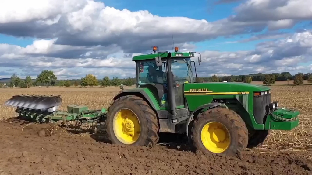 这台约翰迪尔8330，330马力，6缸柴油机，动力换挡。您觉