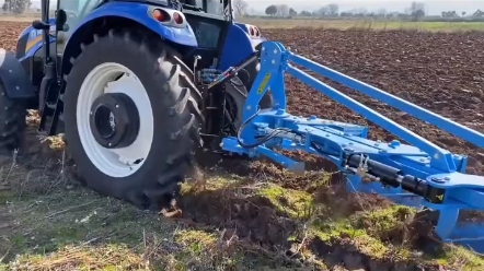 纽荷兰TD100D拖拉机耕地作业