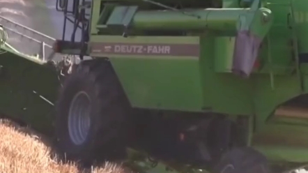 山地大型收割机，轻松征服斜坡地