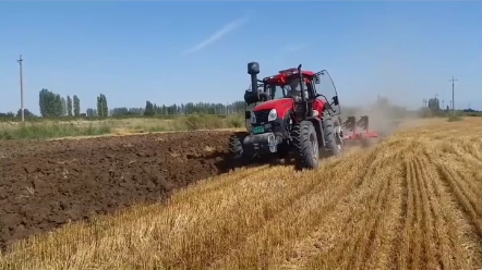 2022年在黑龙江国产一哥，东方红拖拉机犁地作业