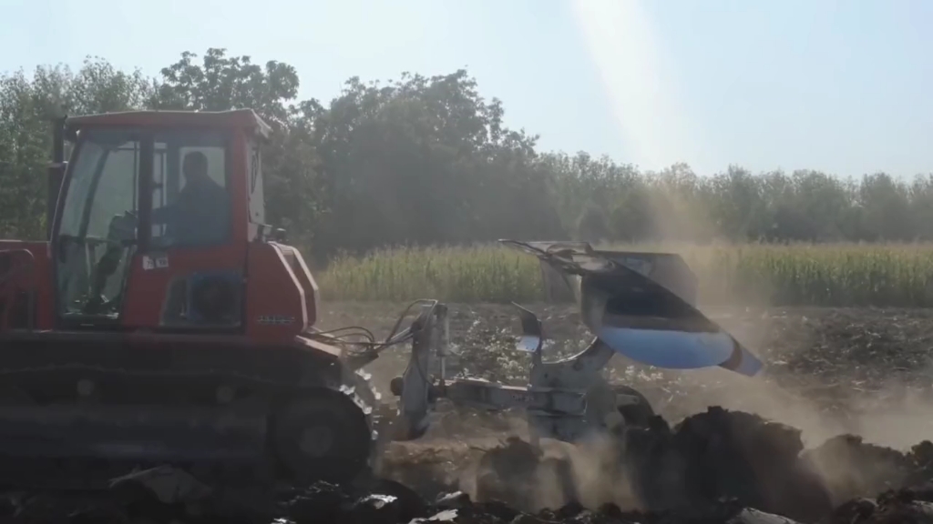 履带拖拉机牵引单梨深耕作业