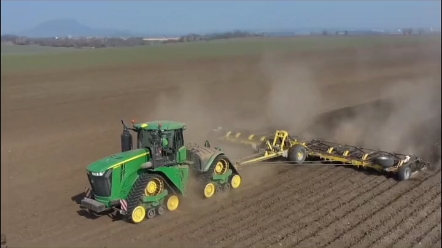 约翰迪尔全履带拖拉机牵引整地机