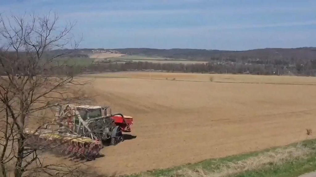 约翰迪尔全覆盖拖拉机牵引播种作业，这效率太高了，要是能带个洒