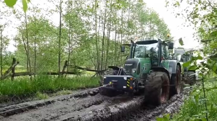 沼泽地的草厂 三台拖拉机火力全开