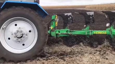国外拖拉机牵引翻转犁 看这肥沃的黑土地种什么都好使