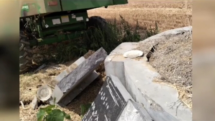 收割机撞倒墓碑，被要求巨额索赔