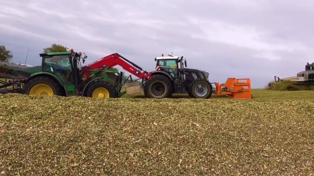 国外拖拉机是怎么堆青贮秸秆的