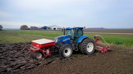 丹麦农场纽荷兰T7 225拖拉机配备格兰动力耙和格兰气吹式条